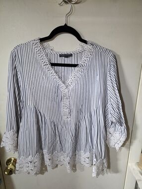 Chelsea & Theodore Women’s Plus 2X Blue White Striped Lace Trim Peasant Blouse